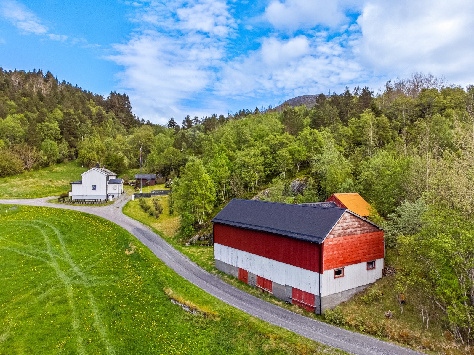 Fjøsbygning med rikelig lagringsplass Galleribilde
