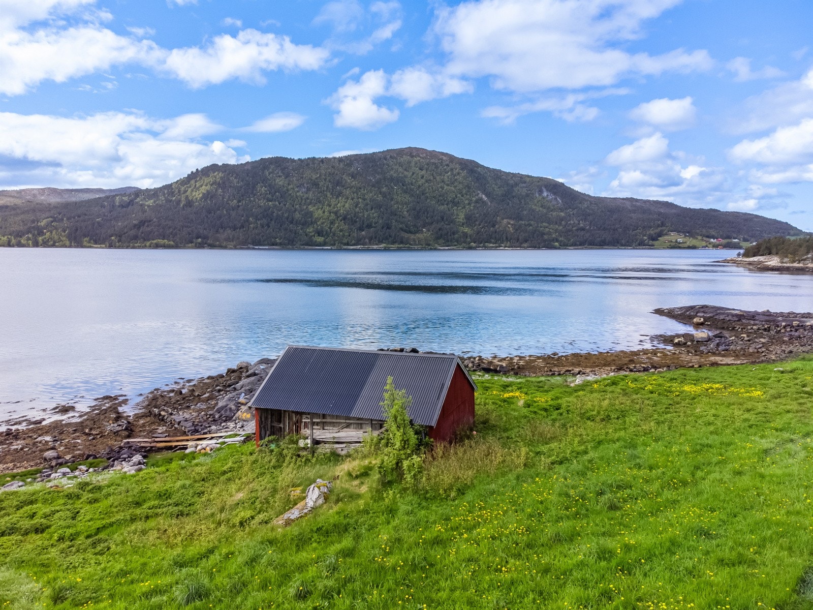 Bademuligheter, båtplass og strandlinje Galleribilde