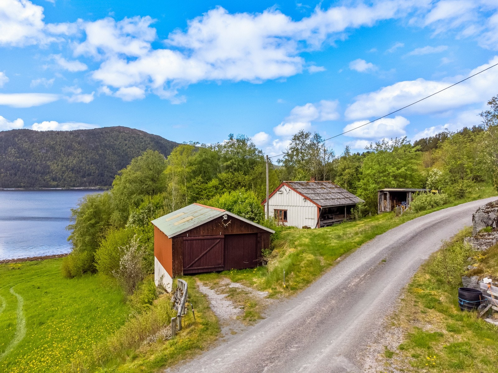Eiendommen inneholder garasje, verksted, uthus, driftsbygning, naust og sommerfjøs. Galleribilde