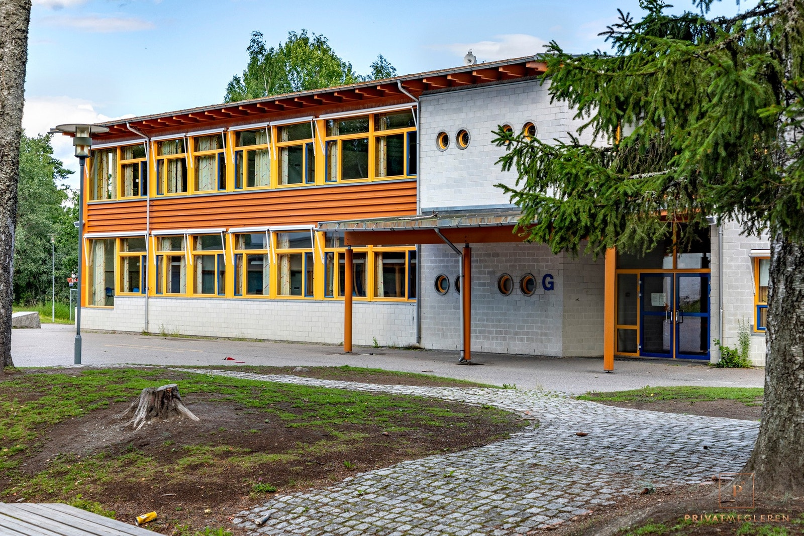 Eiendommen sogner til Østli barneskole. Det er også flere barnehager i nærheten. Galleribilde