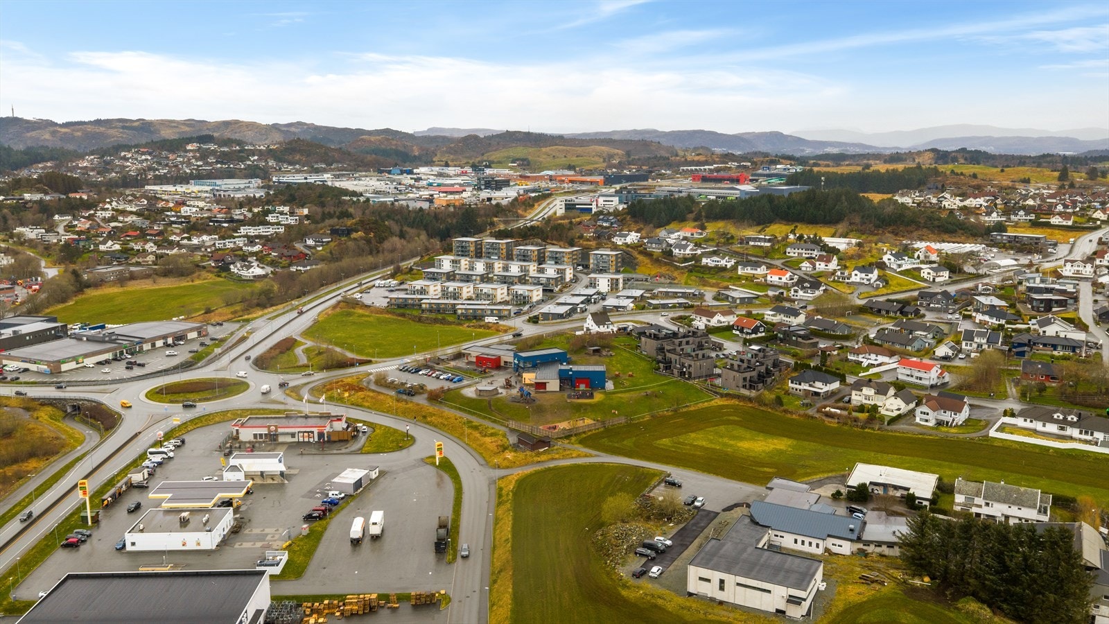 Like ved Norheim barneskole finner en idrettsanlegget til Sportsklubben Nord med fotball og håndball i de fleste aldersgrupper. Fra eneboligen har en kort avstand ned til Oasen Storsenter med en rekke butikker, treningssenter, tannlege og legekontor. Galleribilde