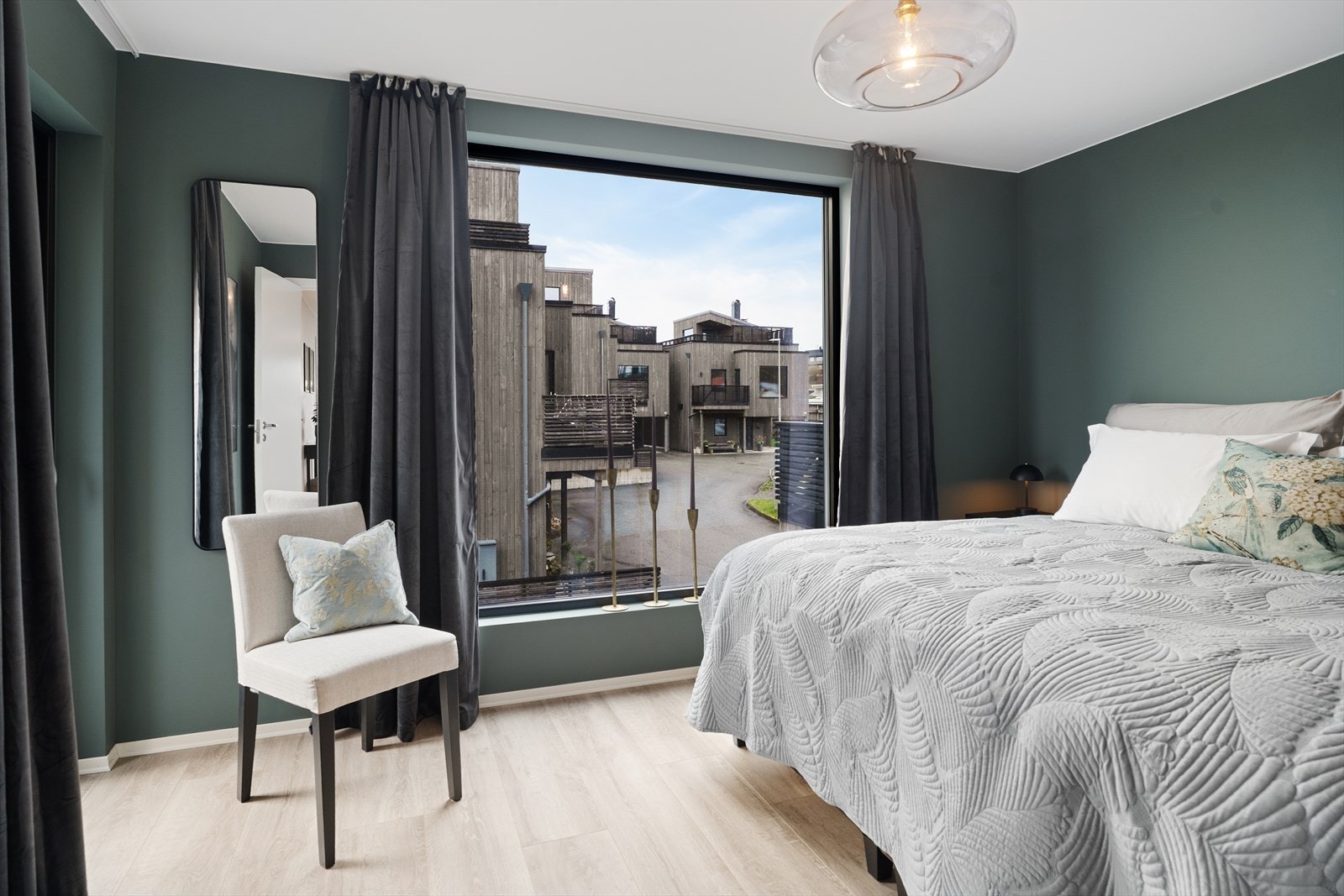 Stort hovedsoverom med walk-in-closet og god plass til dobbeltseng Galleribilde