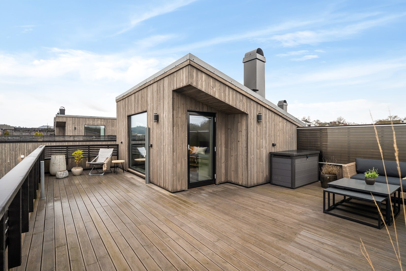 Fantastisk takterrasse på 46 kvm hvor en har god plass til koselig sammenkomster av familie og venner Galleribilde