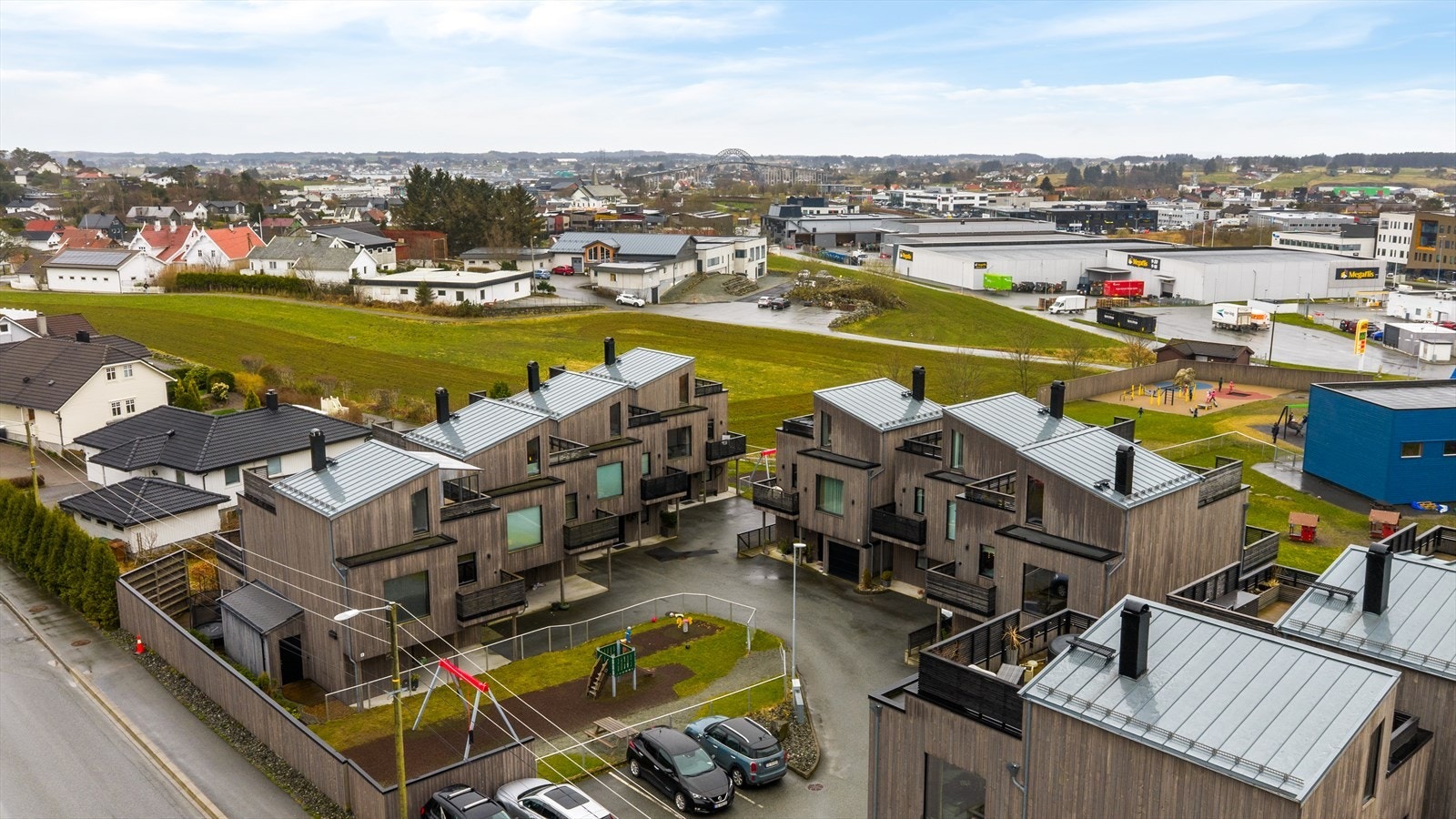 Beliggende med gangavstand til Norheim barneskole som ligger ved starten av Norheimskogen. Norheimskogen byr på flotte. Gjennom Norheimskogen har en også trygg skolevei til Vormedal ungdomsskole. Galleribilde
