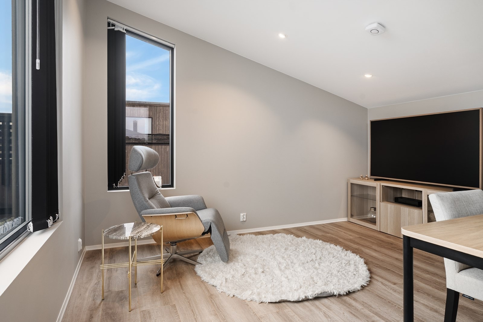 I loftstuen har en plass til sofagruppe og kontorpult. Galleribilde