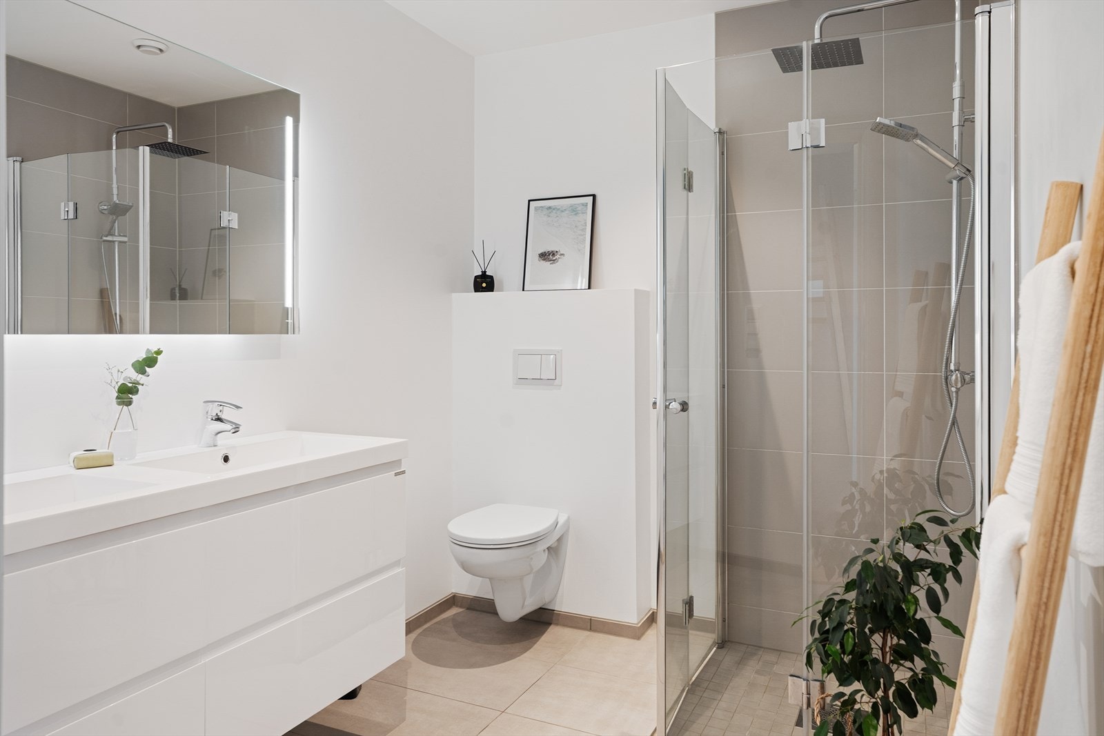 Lekkert bad i 2. etasje med grå fliser gulv, fliser på vegg i dusj og videre lyse, lette vegger. Galleribilde