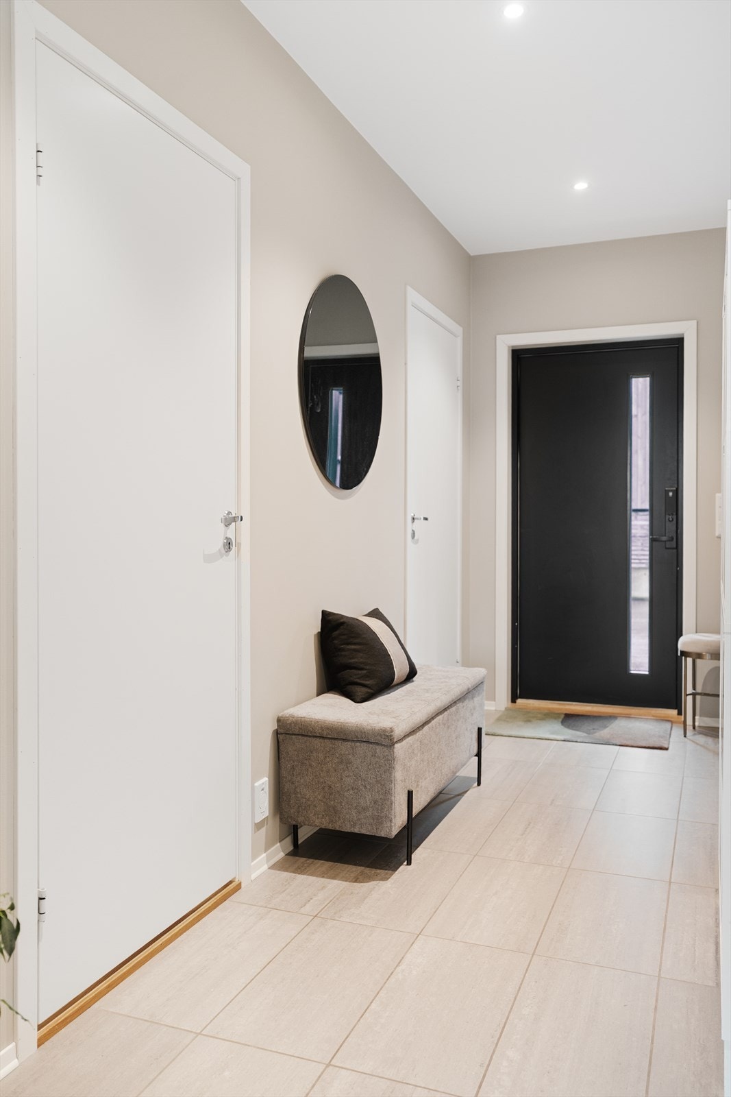 Fliselagt gulv i gangen, på vaskerom og badene. Det er downlights i tak i gang, på badene, i loftstuen og i den åpne kjøkken/stueløsningen. Galleribilde