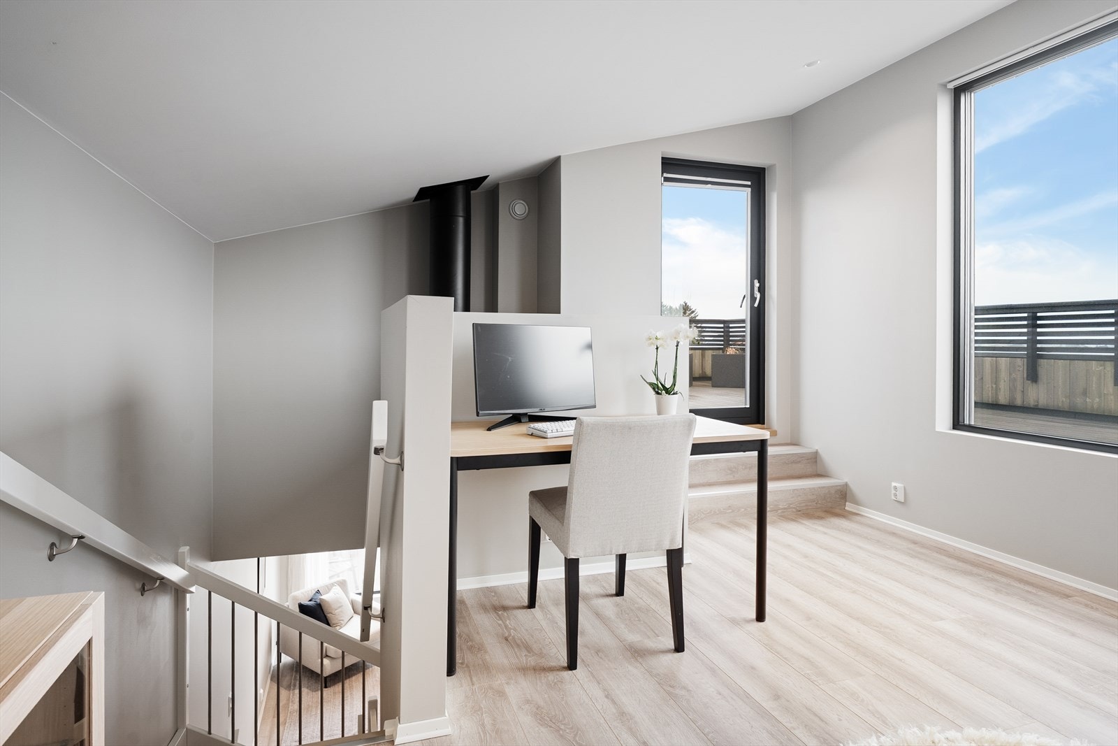 Herlig loftstue med stigende takhøyde opptil ca. 2,8 m, store vindusflater og utgang til takterrassen Galleribilde