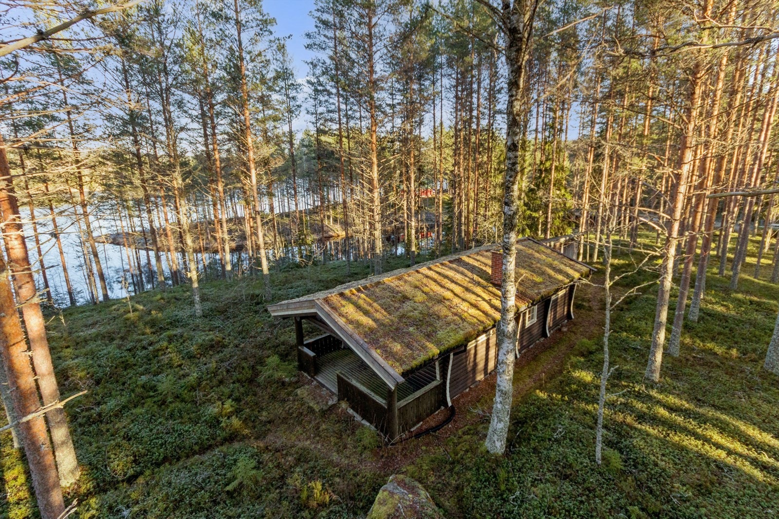 Eiendommen ligger idyllisk til med umiddelbar nærhet til vannet og naturen rett utenfor døren. Galleribilde