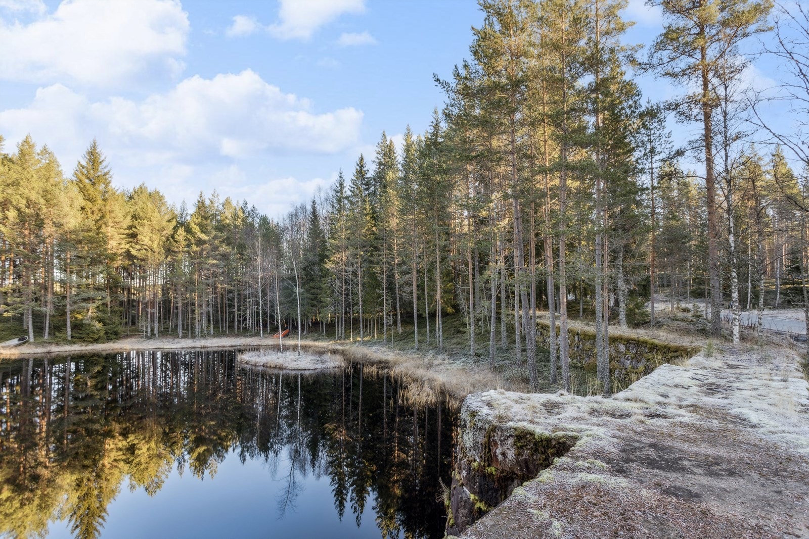 Stille vann og rolige omgivelser kjennetegner dette hytteområdet. Galleribilde