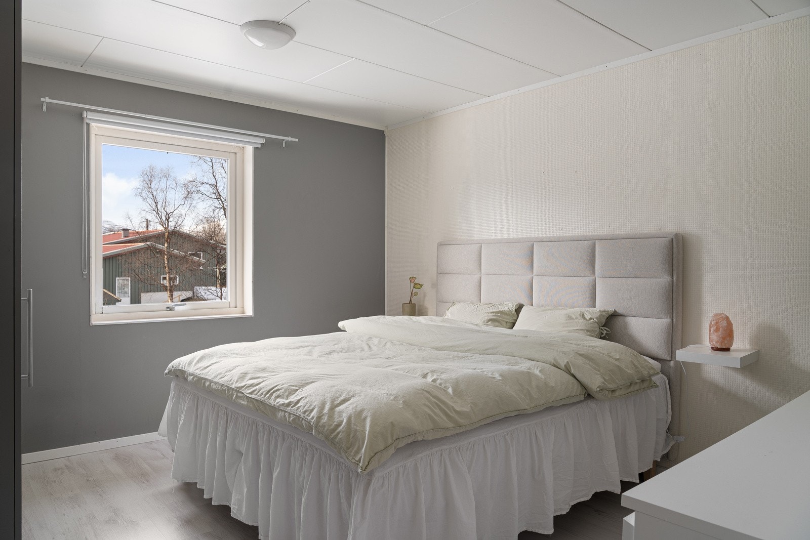 Boligen har fire soverom! Hovedsoverom er i hovedetasjen og har garderobeskap