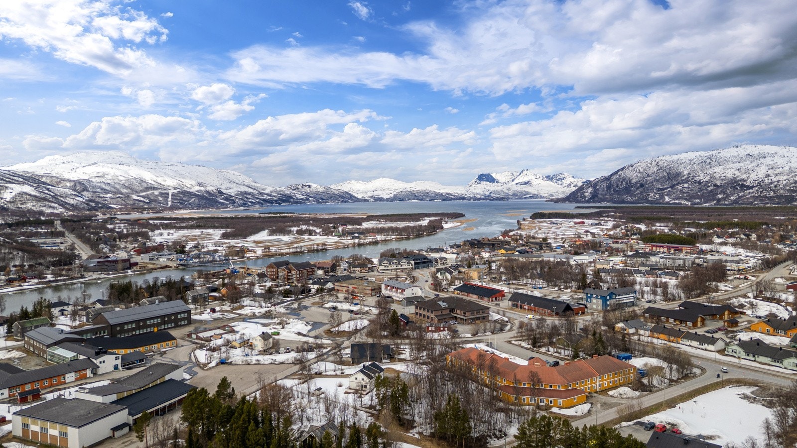 Eiendommen ligger idyllisk til i rolige omgivelser og flotte turområder like ved. Velkommen til visning!
