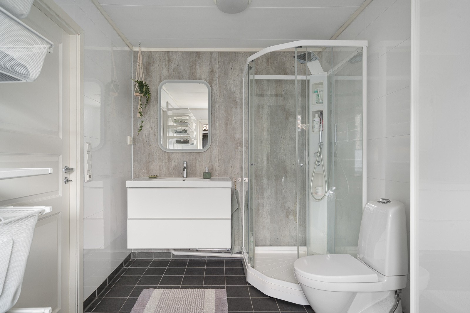 Boligen har bad i hver etasje og separat vaskerom.  Bad hovedetasje med fliser på gulv og gulvvarme