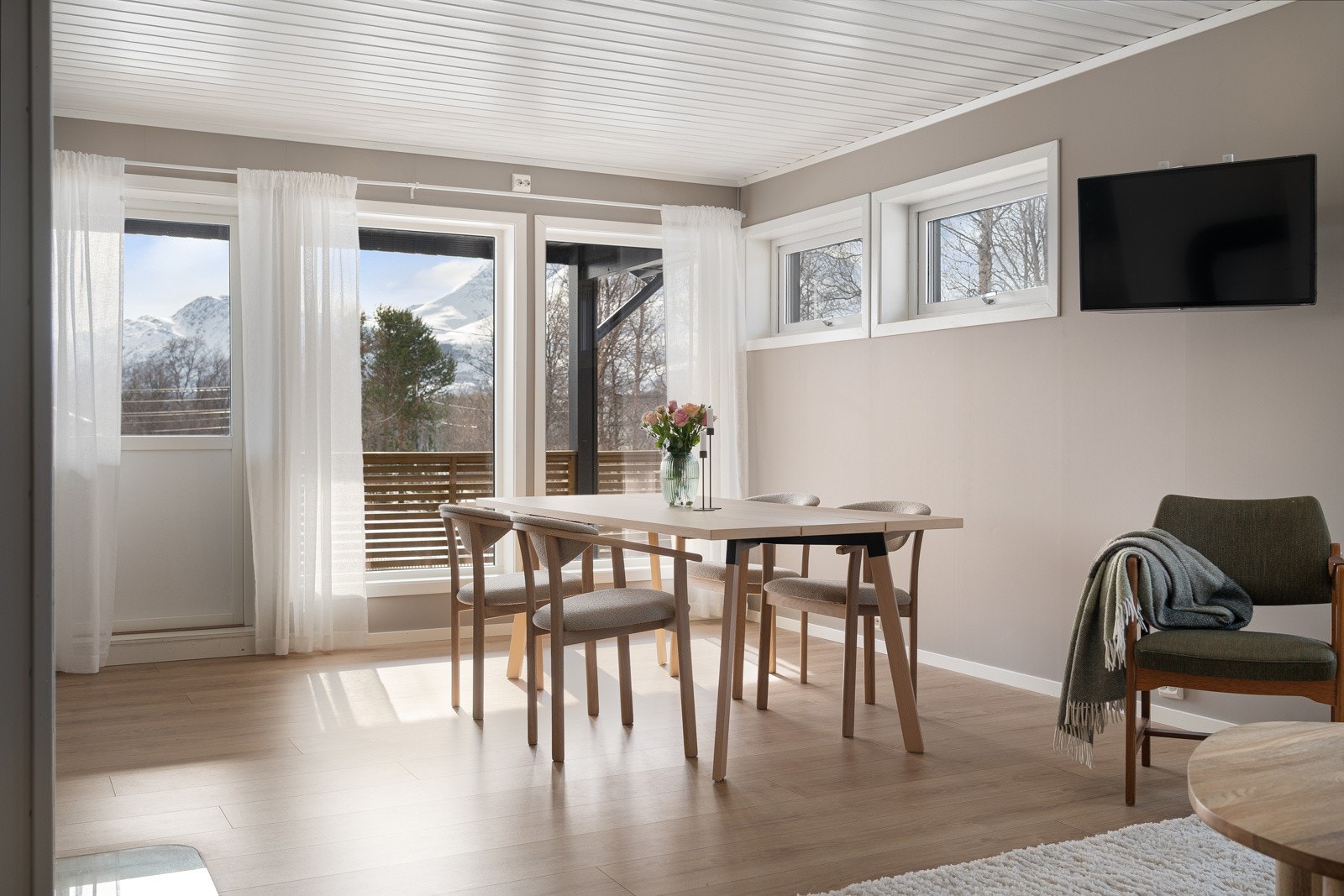 Fra stuen er det utgang til vestvendt balkong på ca. 29 kvm med gode solforhold