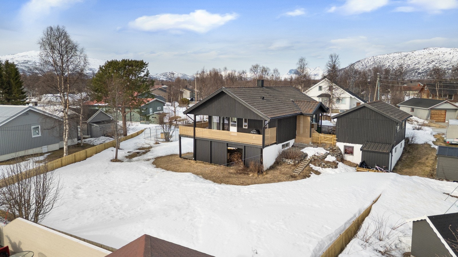 Flott hage med plen og god boltreplass for de minste barna. Eiendommen ligger i ett skrående terreng og er delvis inngjerdet.