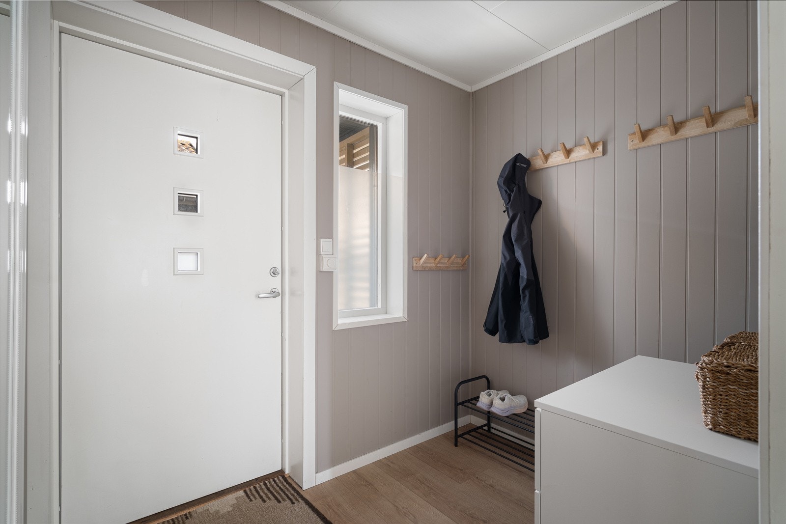 Velkommen inn! Her blir du møtt av et innbydende entre med god plass til garderobeløsning