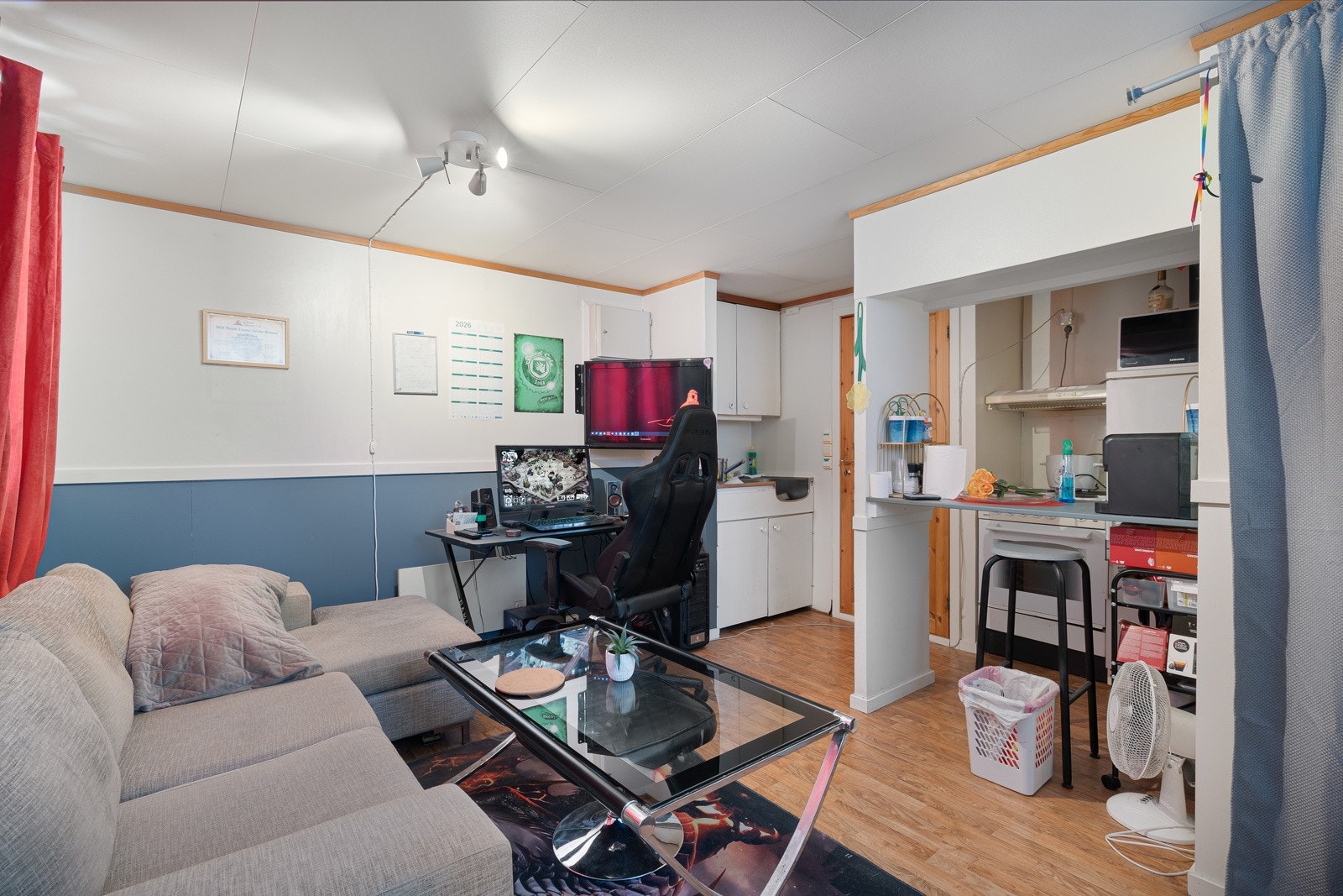 Garasjekjeller er innredet med stue m/ hybelkjøkken, sovealkove og bad/wc/vaskerom men er ikke omsøkt/ikke godkjent.