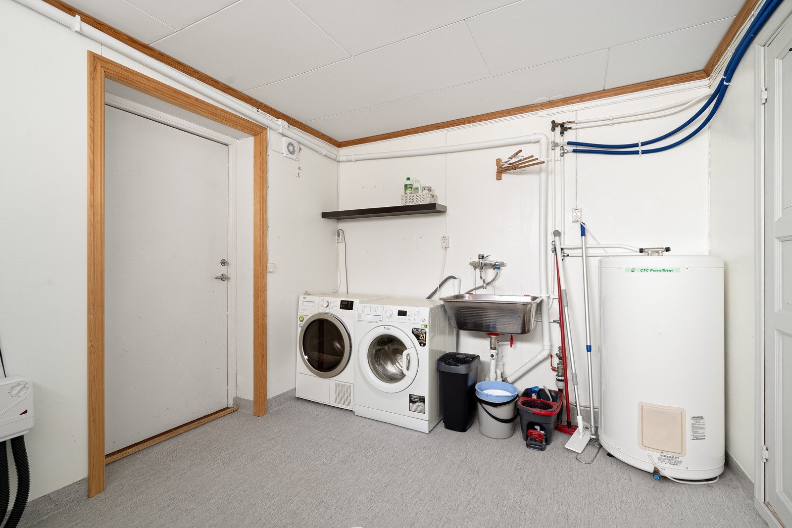 Vaskerommet har skyllekum, opplegg for vaskemaskin og plass til tørketrommel