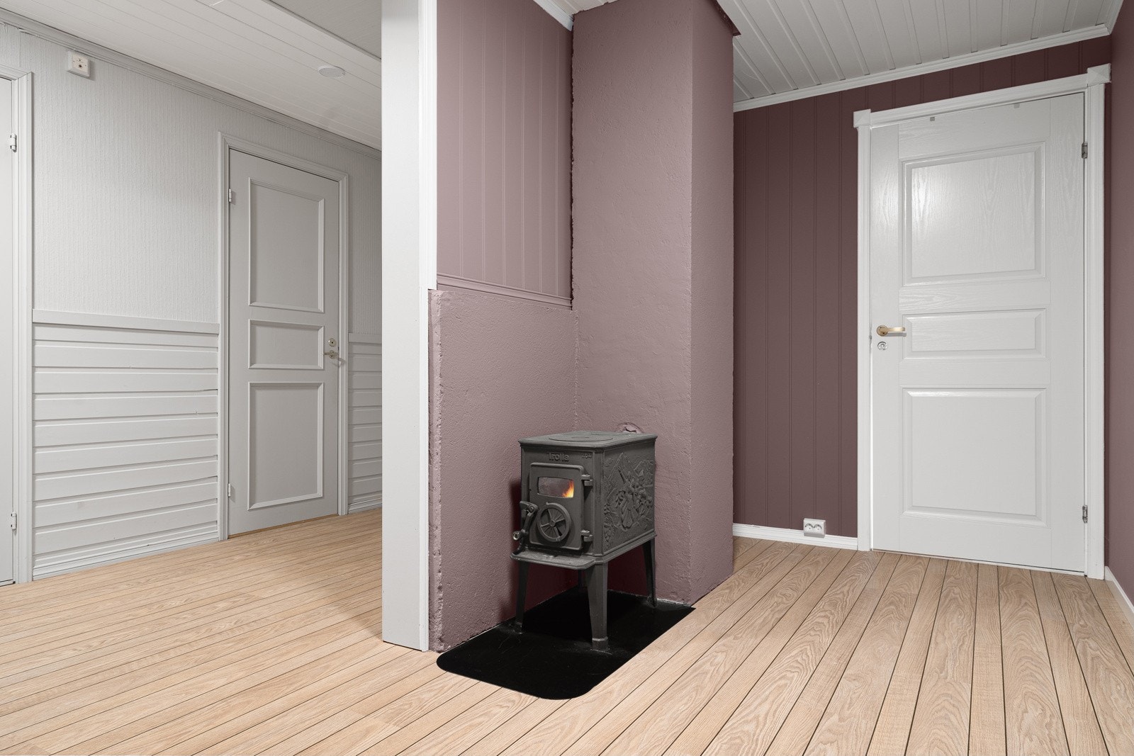 Det er vedovn i gang i underetasjen også