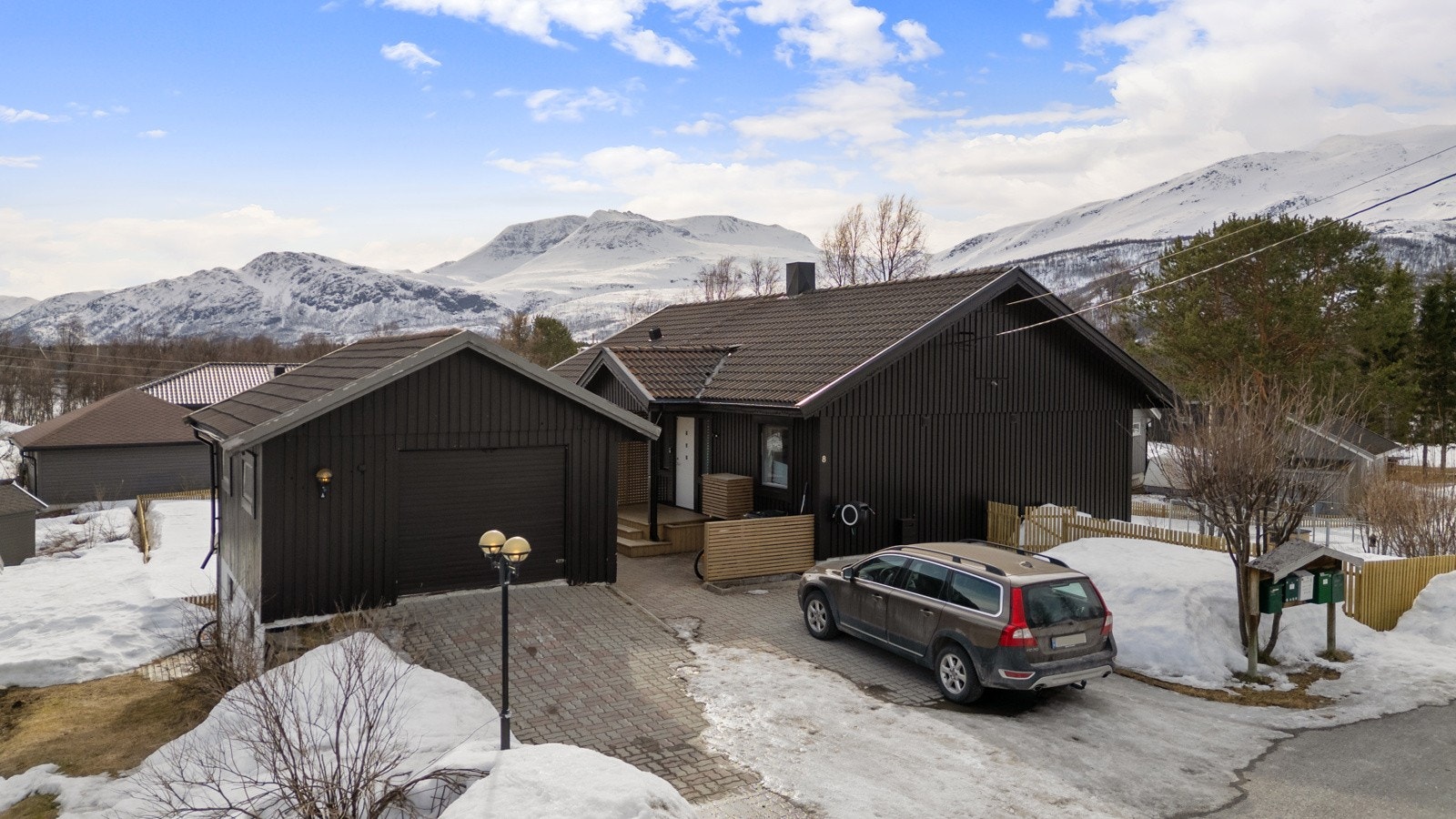 Boligen fremstår som velholdt og har en familievennlig planløsning over to plan