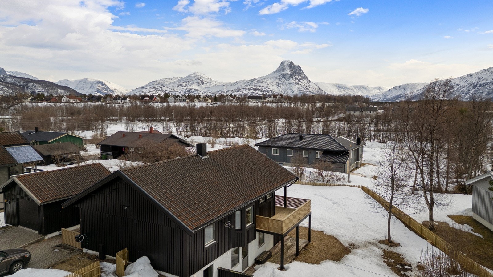 Pent opparbeidet tomt med plen, prydbusker og god boltreplass for de minste barna. Tomten er delvis inngjerdet