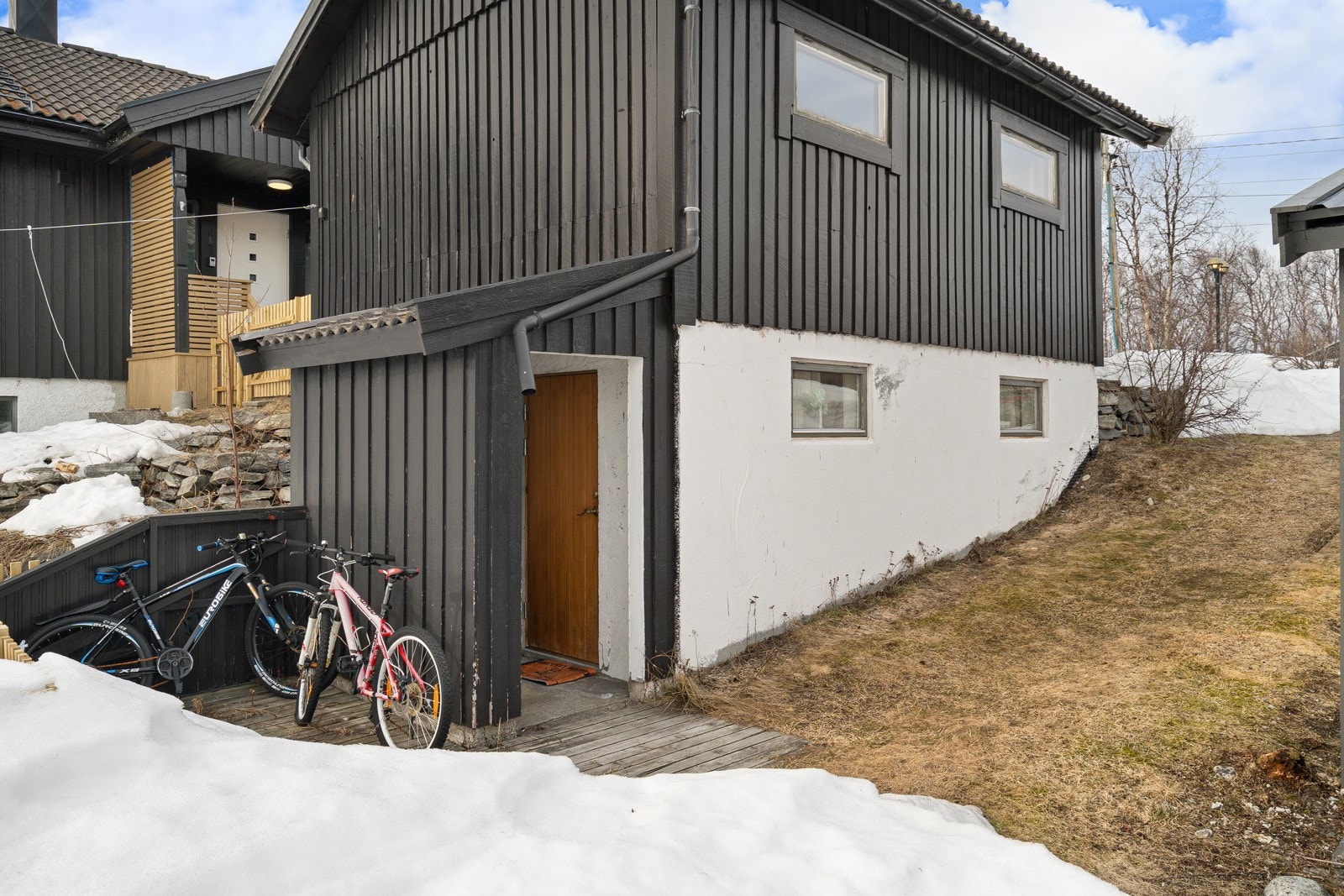 Garasjekjeller med egen inngang.