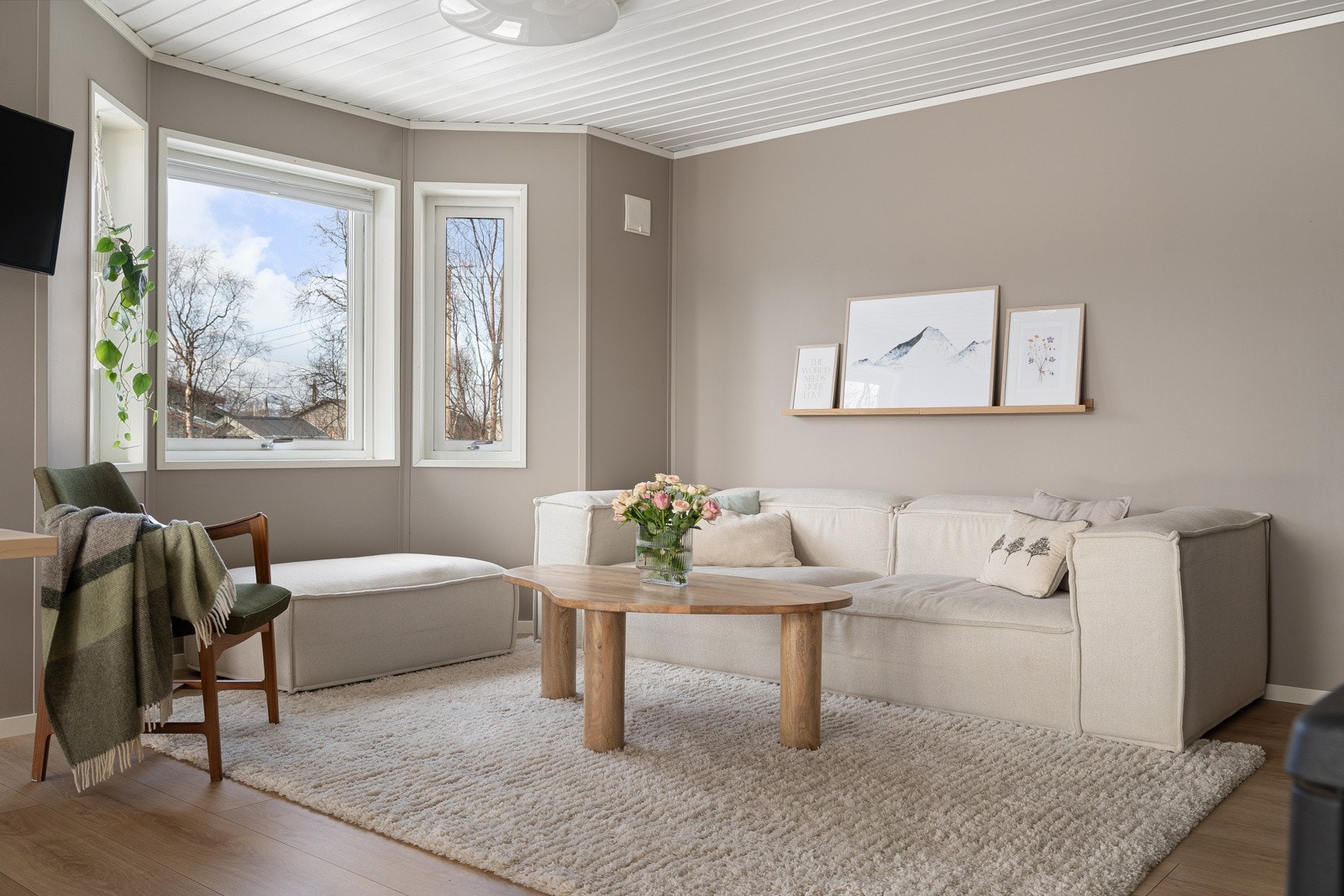 Innholdsrik enebolig med garasje, solrike uteområder og stor hage!