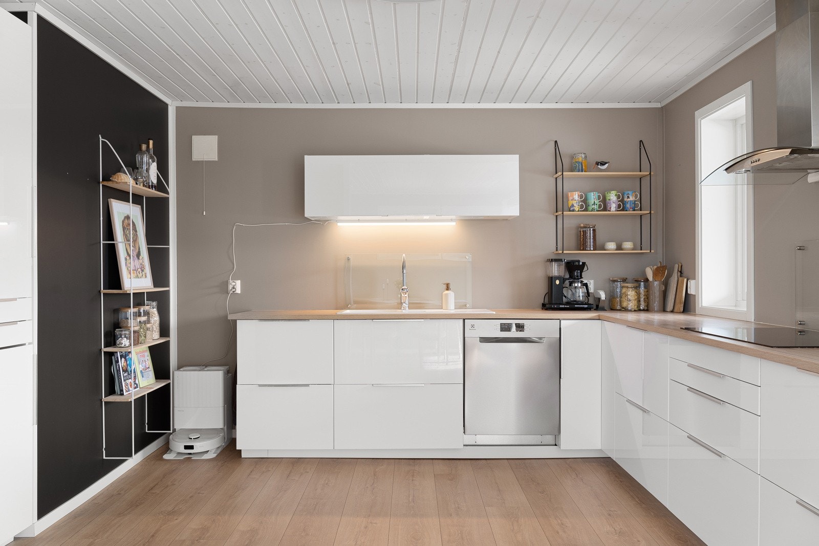 Integrerte hvitevarer, herav kjøl/fryseskap, mikrobølgeovn, stekeovn i arbeidshøyde og induksjonstopp, og en ny fristtsående oppvaskmaskin montert i mars 2026.