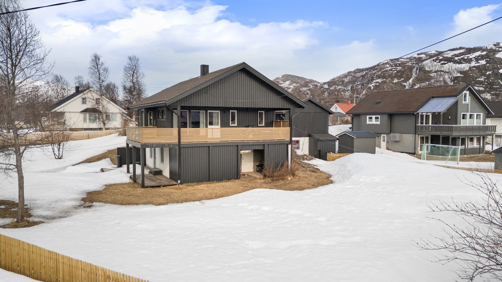 Her bor du fint til i et rolig, barnevennlig og etablert boligfelt med nærhet til det medte!