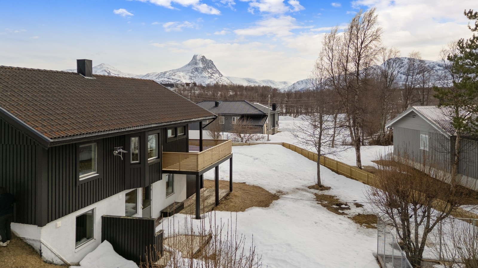 Vestvendt terrasse med utgang fra soverom og balkong med utgang fra stue