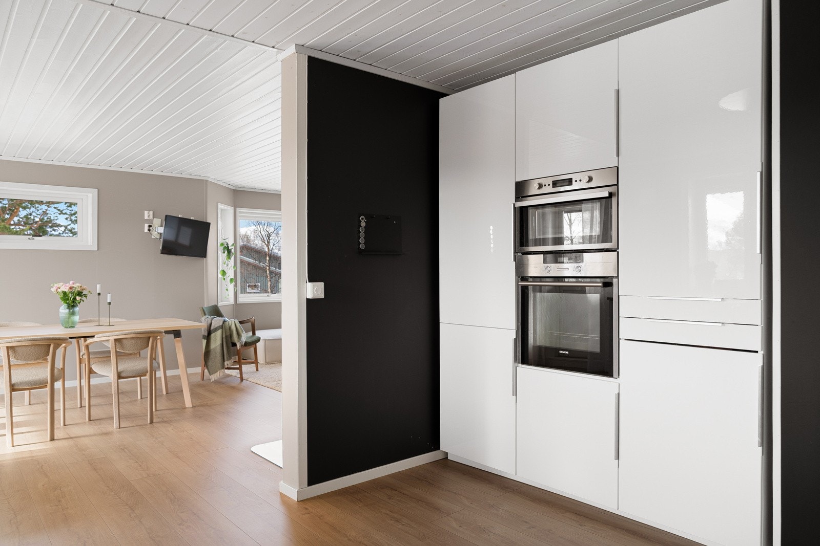 Familievennlig planløsning med åpen stue og kjøkkenløsning som skaper et fantastisk allrom!