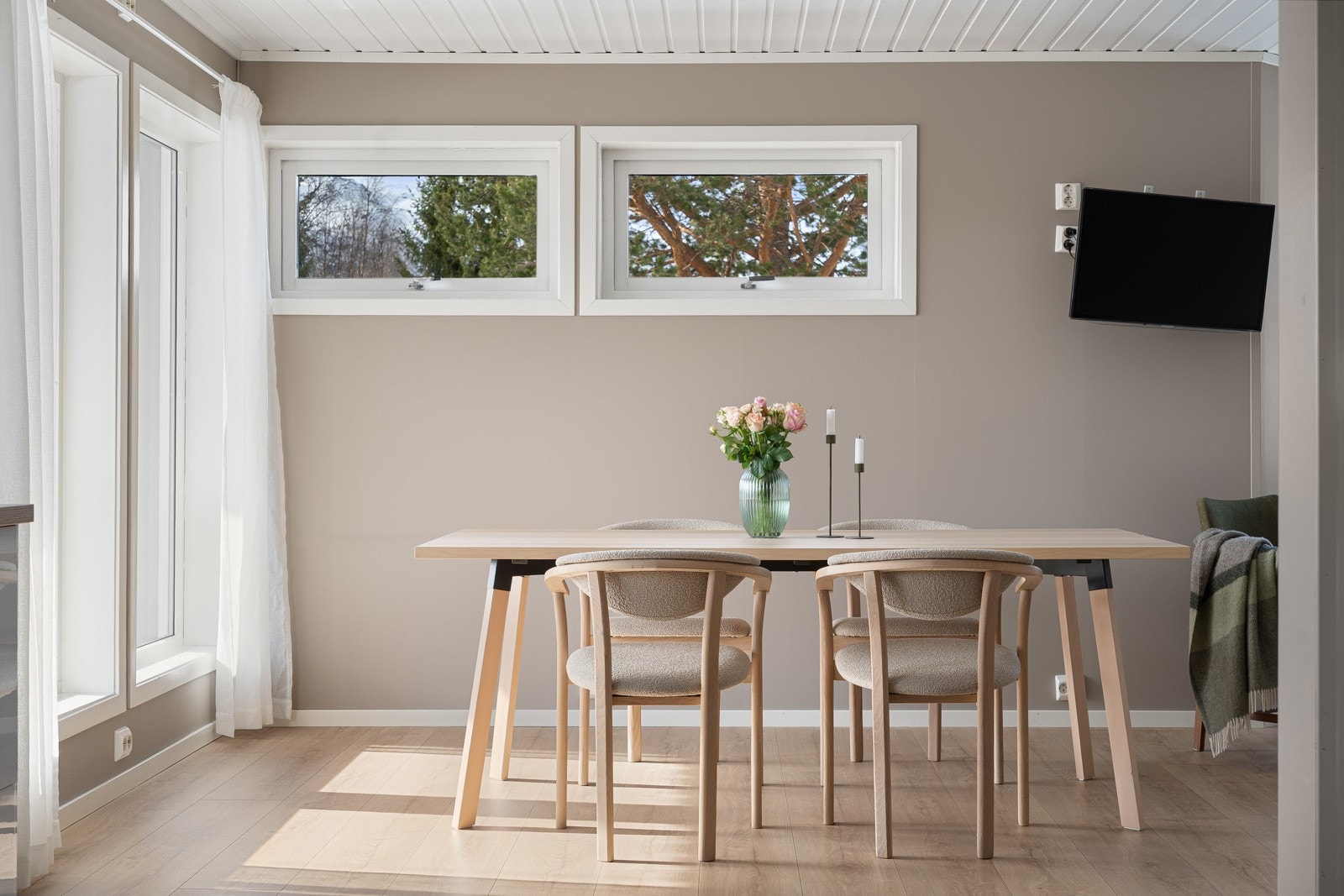 Stuen fremstår som lys og fin, og har god utforming som gjør det enkelt å møblere i flere soner.