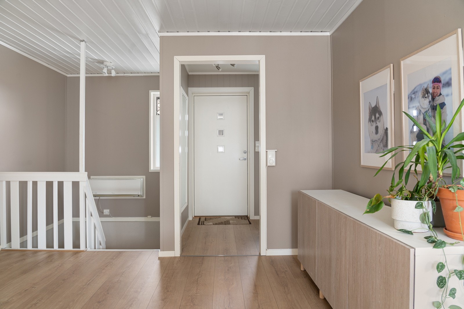 Gang/trapperom med god plass til kommode. Innvendig trapp mellom etasjene