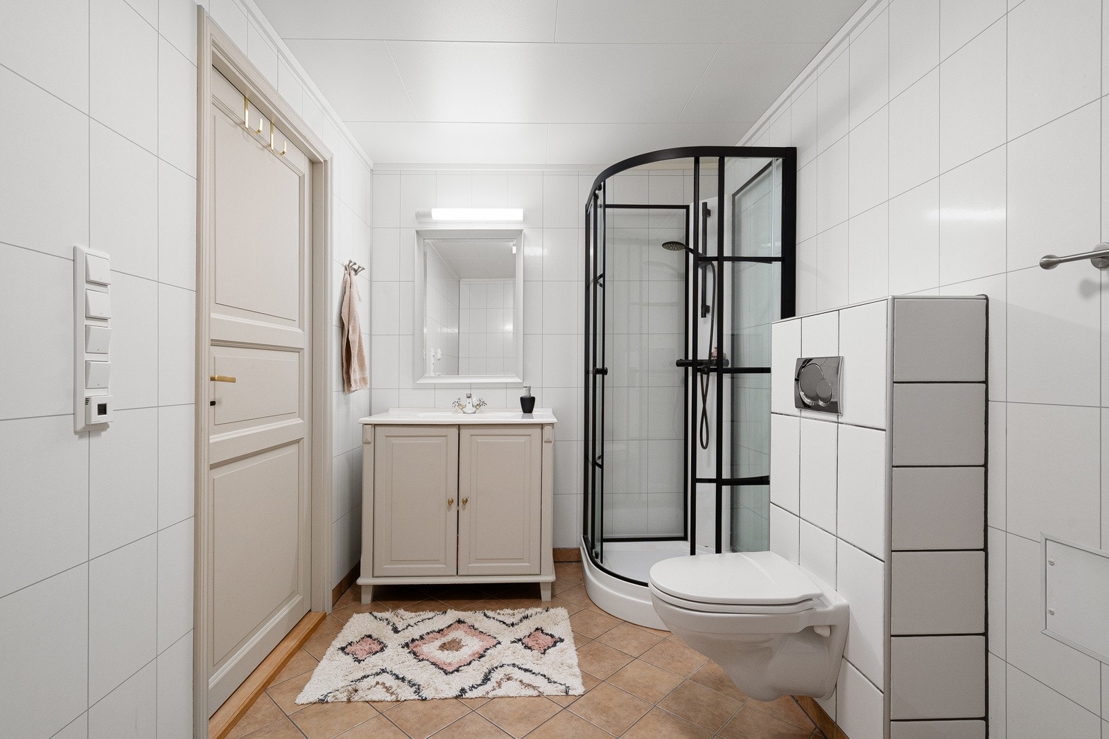 Bad/wc i underetasje med fliser på gulv og gulvvarme