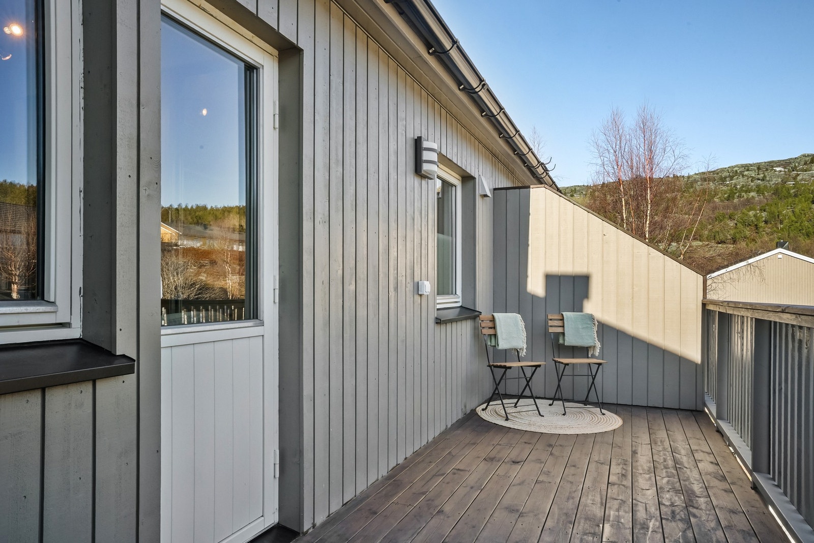 Fra soverommet er det utgang til en terrasse. Galleribilde