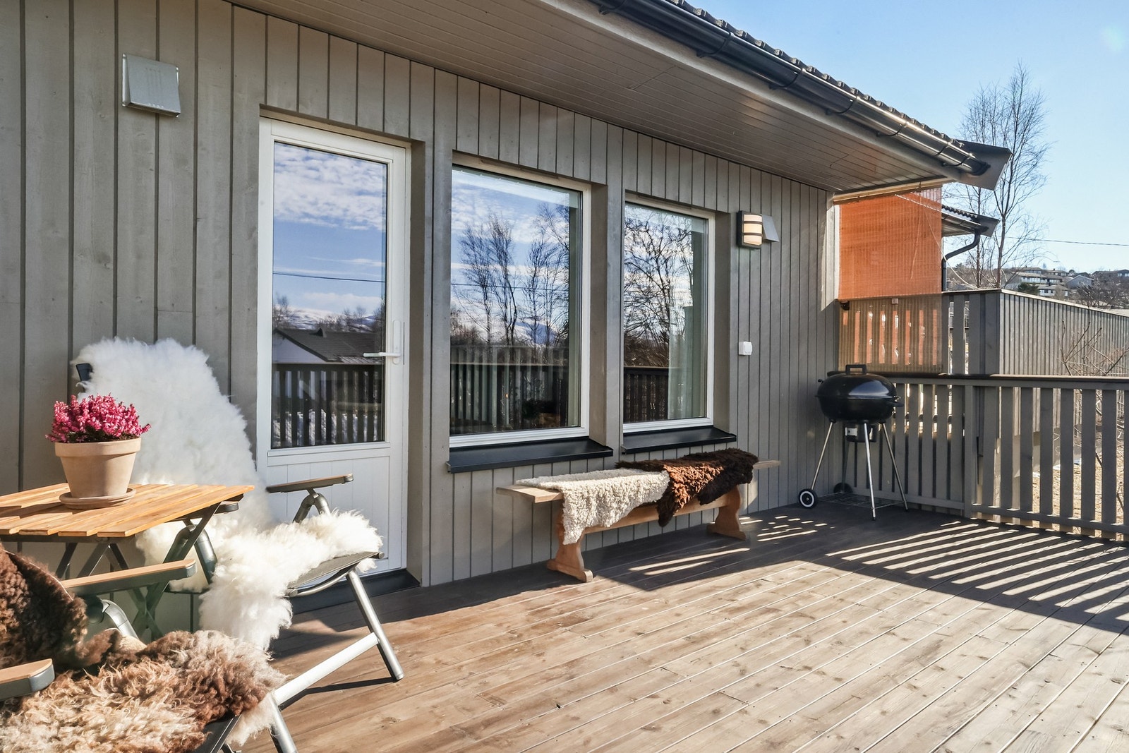 Fra stue er det utgang til en trivelig balkong. Galleribilde