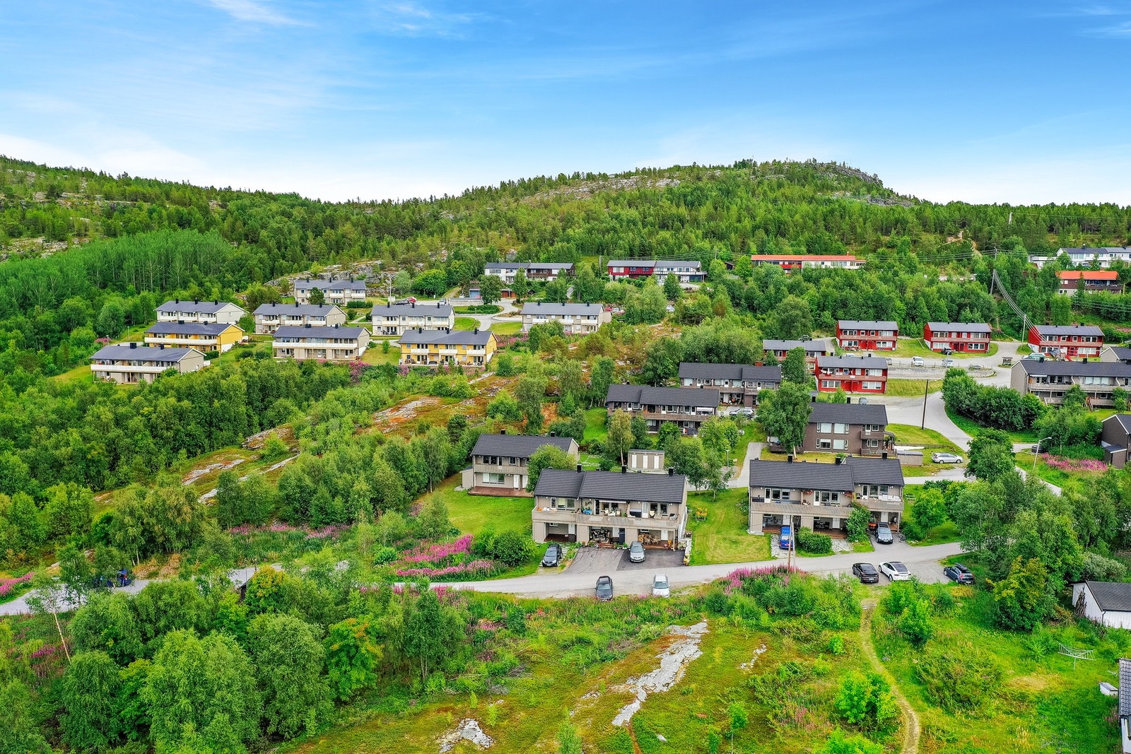 I området finnes det også fotballbane og treningssenter. Galleribilde