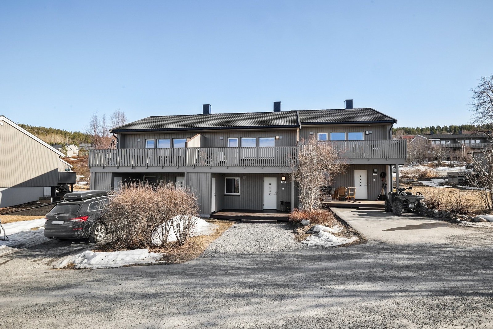 Leiligheten ligger naturskjønt og sjønært, i enden av blindvei, ca. 2 km utenfor Alta sentrum i Alta kommune. Galleribilde