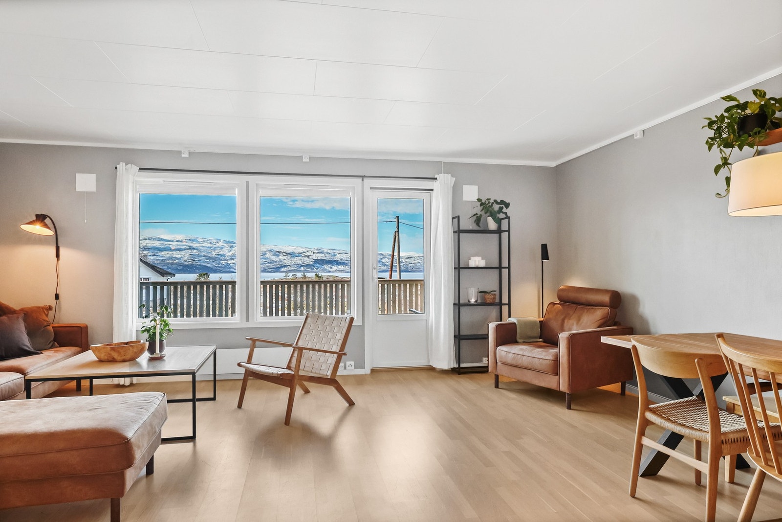 Stuen har store vindusflater som gir rikelig med naturlig lysinnslipp. Galleribilde