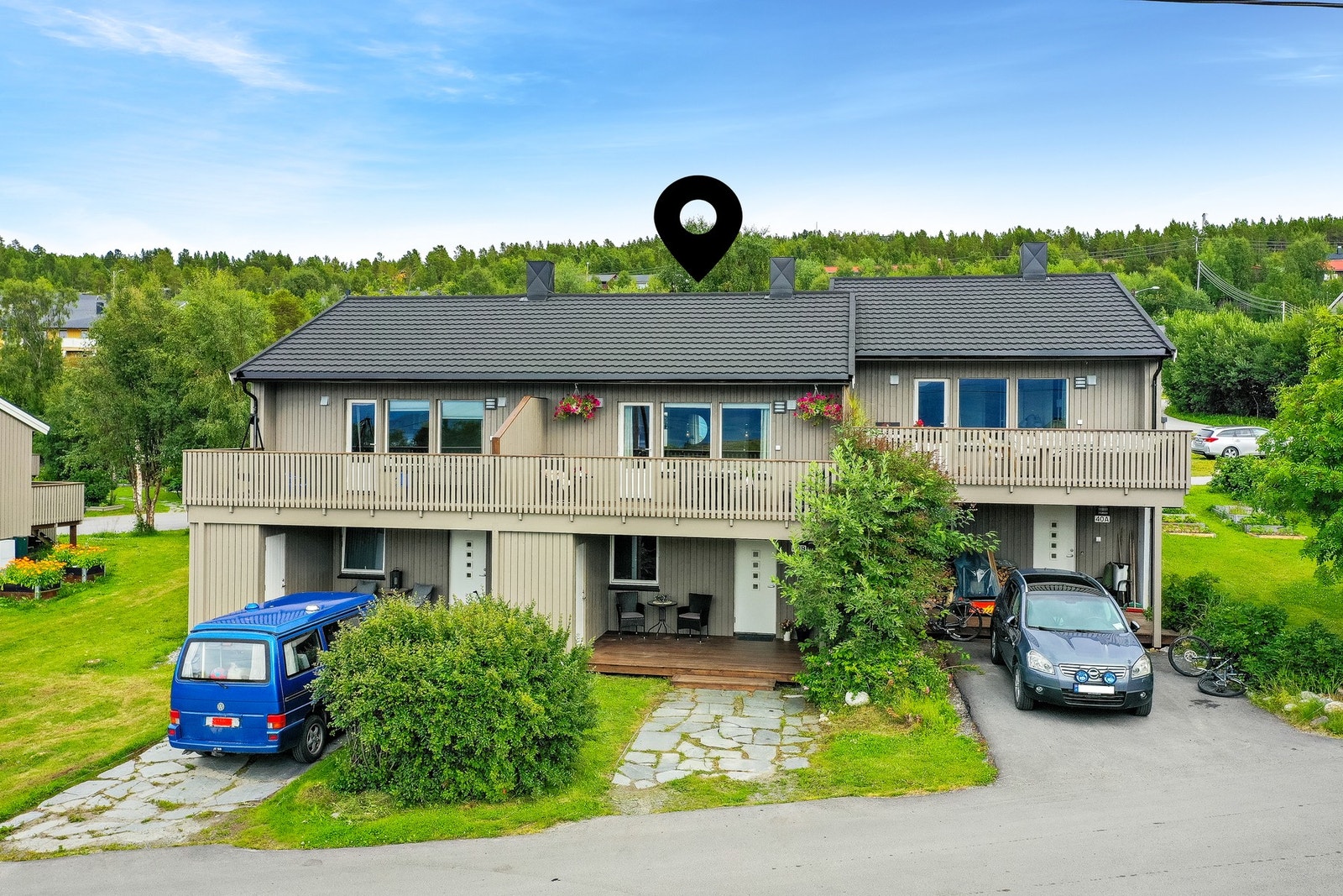 Et trivelig og lyst rekkehus fordelt over to plan (Det er i dag grus foran boligen). Galleribilde