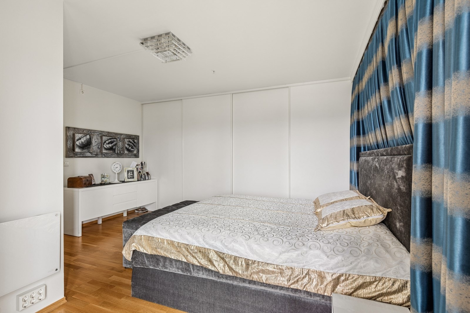 Soverom har skyvedører med garderobe på innsiden med god oppbevaring! Galleribilde