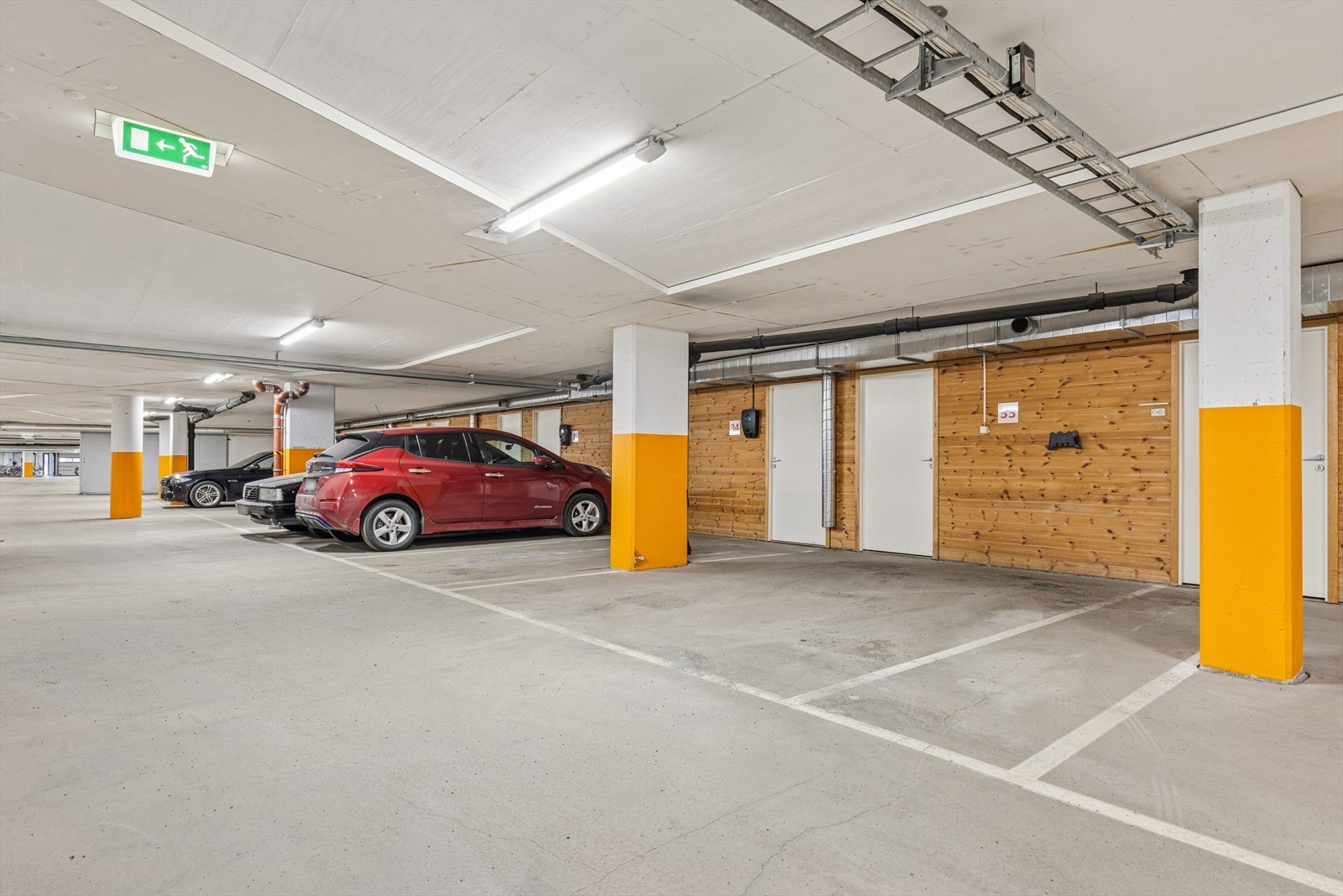 Fast biloppstillingsplass medfølger handelen i lukket garasjeanlegg. Galleribilde