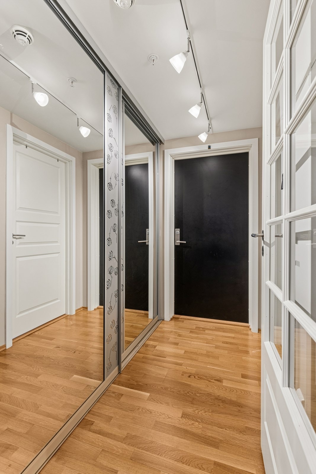 Velkommen inn, skyvedører i entrè for oppbevaring av yttertøy og sko. Galleribilde