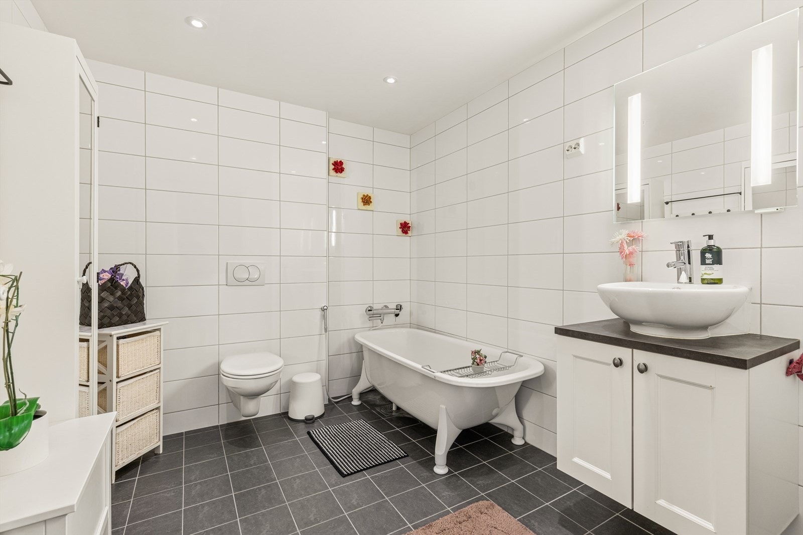 Badet i denne etg er utstyrt med badekar, vegg hengt toalett og servant og spil med belysning. Galleribilde