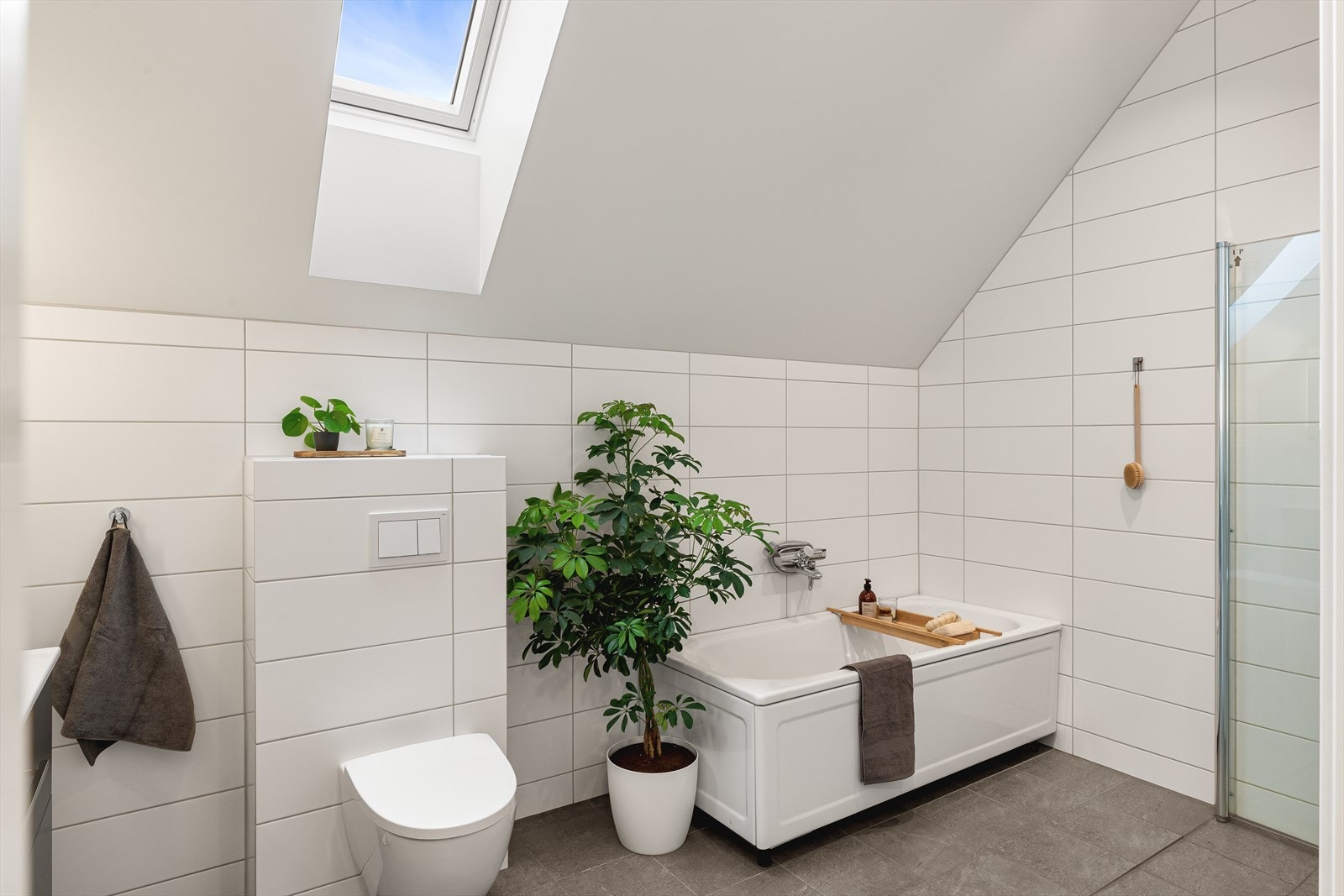 Lyst bad med både dusj og badekar. Galleribilde
