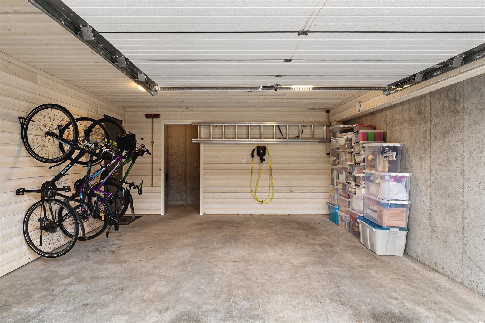 Det er installert elbil-lader. Ryddig med panel på vegg og tak. Sportsbod i forlengelsen av garasjen på 7 m². Galleribilde