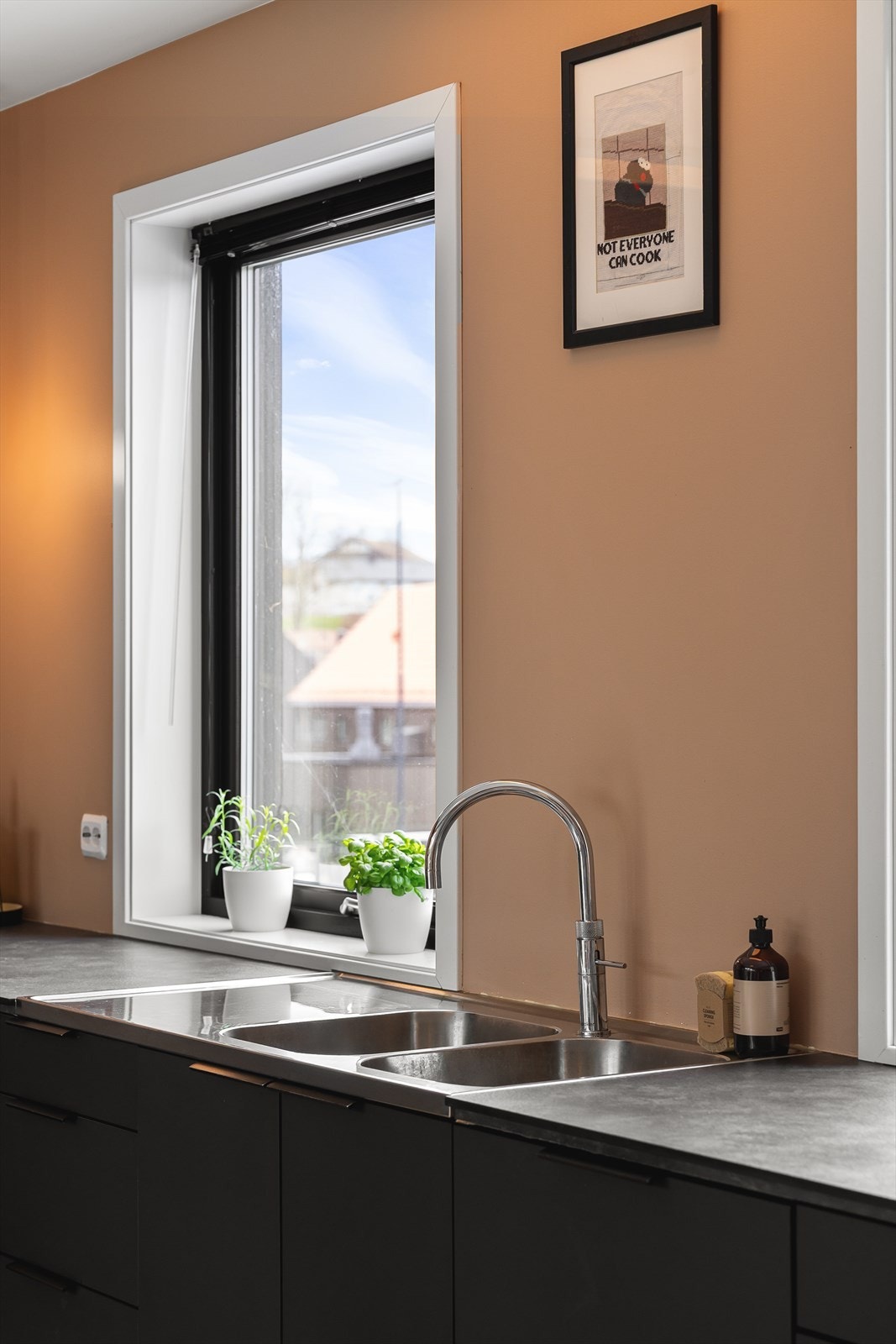 Stor vask med Quooker vannkran. Galleribilde