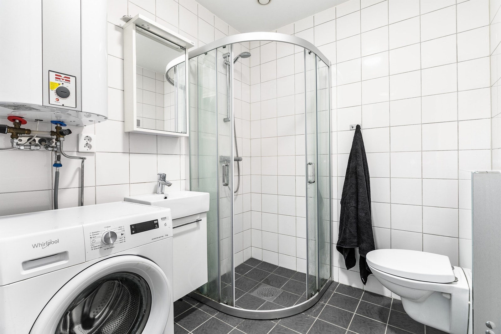 På badet er gulv og vegger flislagt, i gulvet er det også varme. Vaskemaskin medfølger. Galleribilde