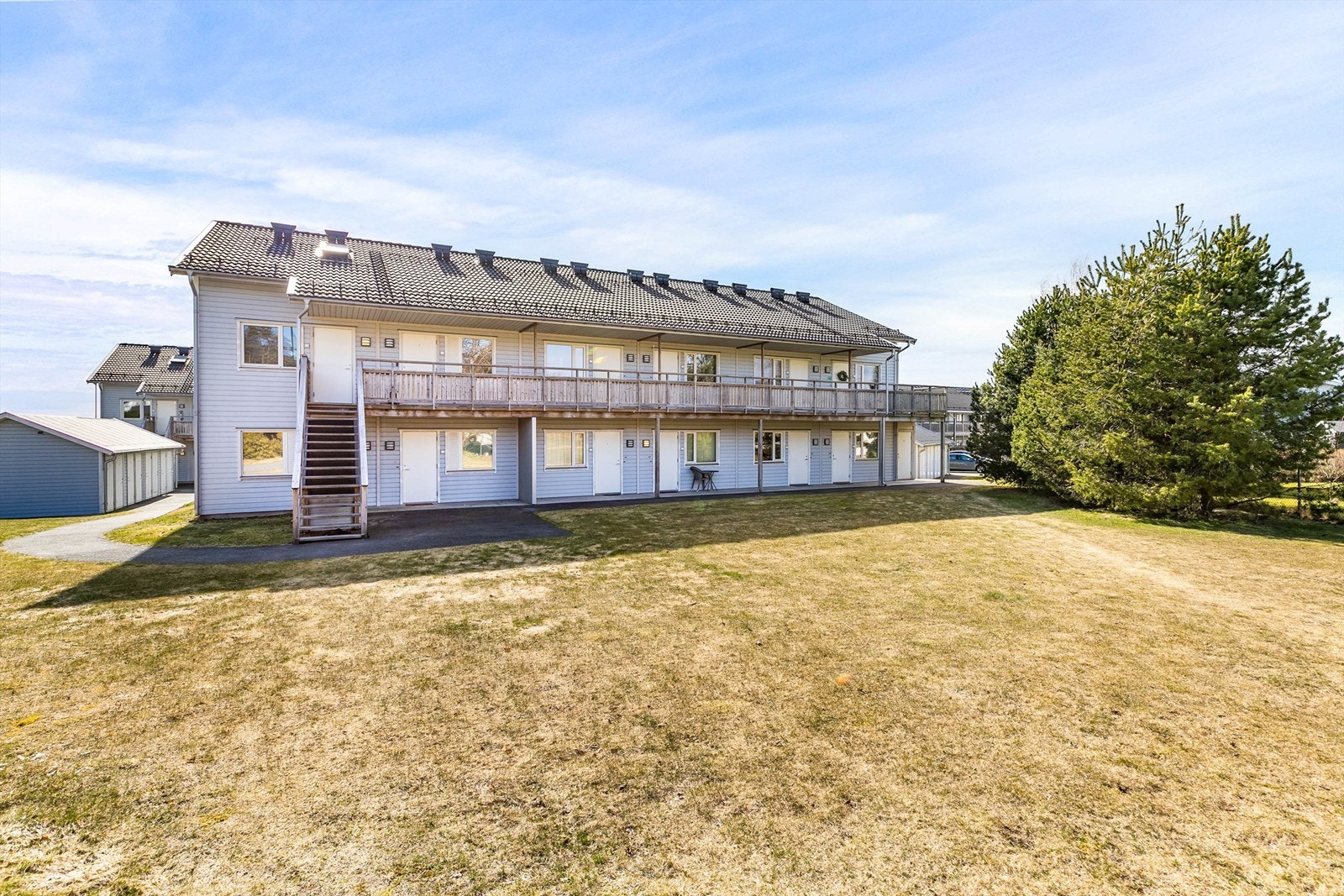 Leiligheten er én av totalt 66 boligseksjoner i Vårlitunet Boligsameie. Galleribilde