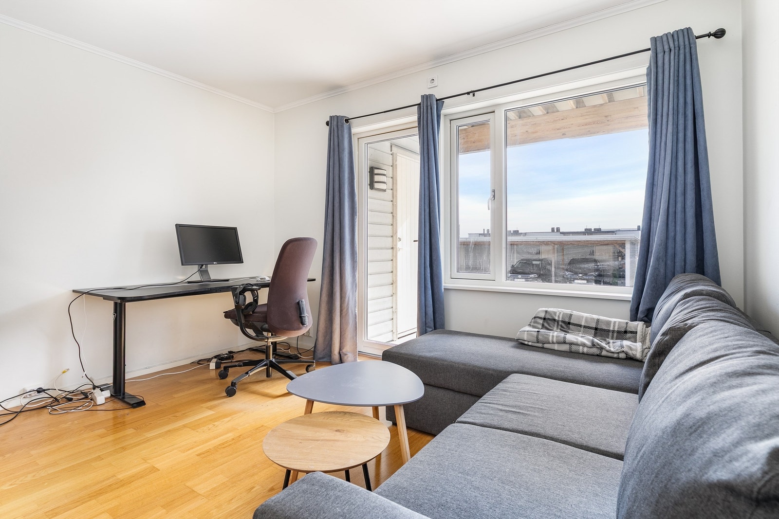 Vegger og himlinger har glatte flater det er lett å male over om du vil gjøre egne fargevalg. Gulvene er utenom entreen og badet av tre-stavs eikeparkett. Galleribilde